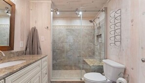Dusche, Handtücher, Seife, Toilettenpapier