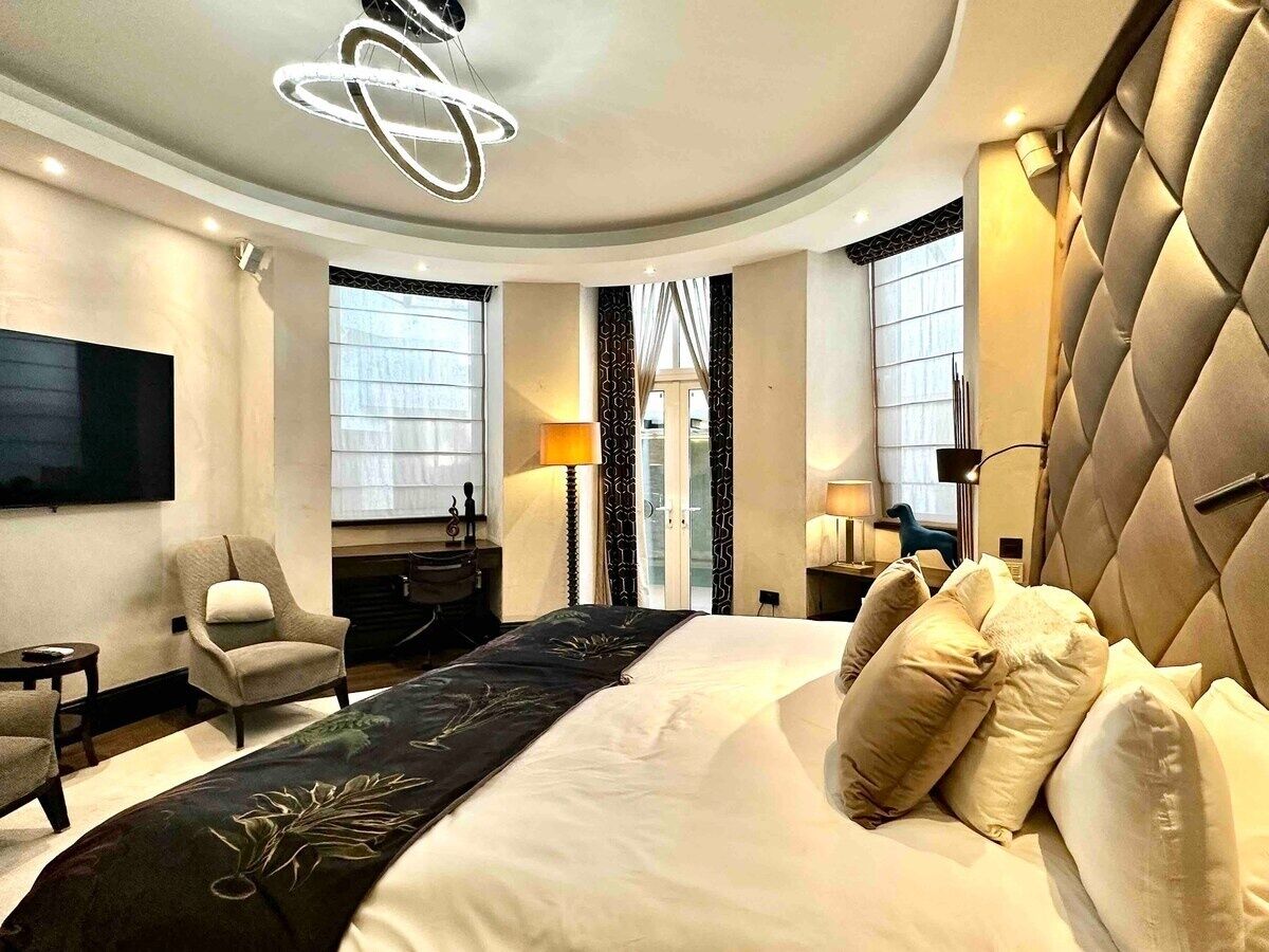 4 bedrooms, iron/ironing board, internet, bed sheets