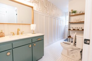 Douche, sèche-cheveux, serviettes fournies, savon