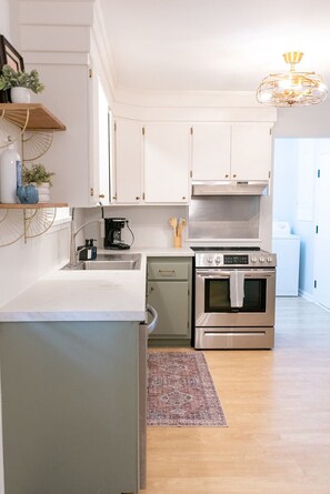 Micro-ondes, four, plaque de cuisson, lave-vaisselle