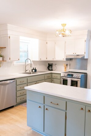 Microwave, oven, stovetop, dishwasher - Adorable & Quiet -Under 15 min to Downtown & Beach (Savannah)