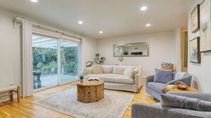 Interior - Goleta Getaway by Avantstay Private Backyard, 1.5mi to the Beach! (Goleta)