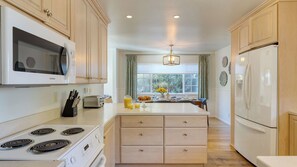 Interior - Goleta Getaway by Avantstay Private Backyard, 1.5mi to the Beach! (Goleta)