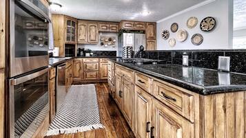 ثلاجة، ميكروويف، فرن، موقد طهي مسطح