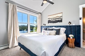 4 bedrooms, desk, iron/ironing board, travel cot - Lakeview & Ski -HotTub!FirePit! Theatre! & CloseToSki! Dog Friendly! Sleeps 12 (Woodstock)