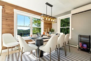 Dining - Lakeview & Ski -HotTub!FirePit! Theatre! & CloseToSki! Dog Friendly! Sleeps 12 (Woodstock)