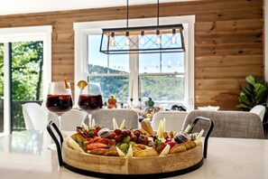 Dining - Lakeview & Ski -HotTub!FirePit! Theatre! & CloseToSki! Dog Friendly! Sleeps 12 (Woodstock)