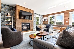 Smart TV, fireplace, video games, table football - Lakeview & Ski -HotTub!FirePit! Theatre! & CloseToSki! Dog Friendly! Sleeps 12 (Woodstock)