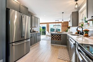 Fridge, microwave, oven, stovetop - Lakeview & Ski -HotTub!FirePit! Theatre! & CloseToSki! Dog Friendly! Sleeps 12 (Woodstock)