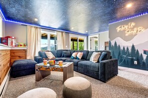 Una Smart TV, una chimenea, videojuegos, un futbolín