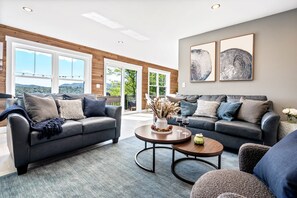 Smart TV, fireplace, video games, table football - Lakeview & Ski -HotTub!FirePit! Theatre! & CloseToSki! Dog Friendly! Sleeps 12 (Woodstock)