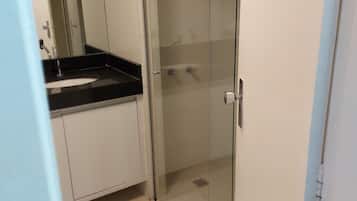 Habitación estándar con 2 camas individuales, vista a la ciudad | Baño | Regadera, toallas, jabón, papel de baño