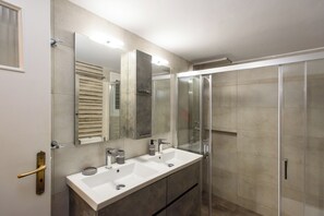 Signature-Apartment, Balkon, Stadtblick | Badezimmer