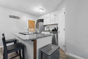 Réfrigérateur, micro-ondes, four, plaque de cuisson