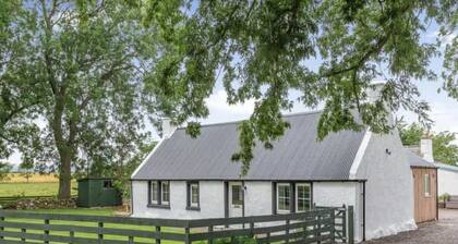 Beautiful detached rural farm cottage in peaceful Easter Ross peninsula.