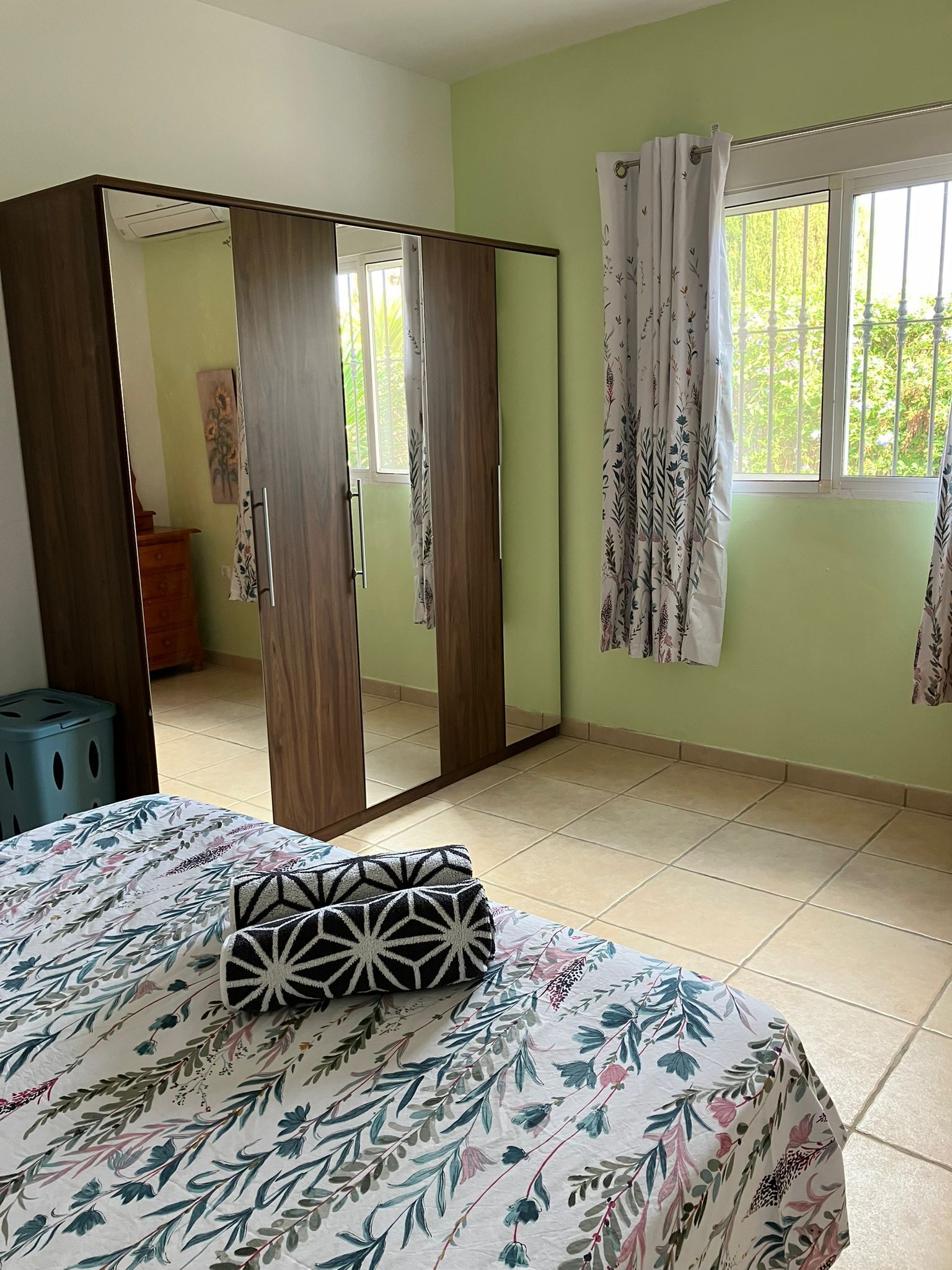 3 habitaciones, tabla de planchar con plancha y wifi gratis 