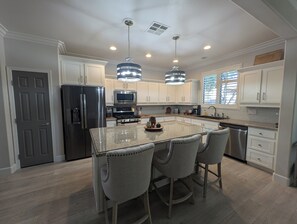 Kjøleskap, mikrobølgeovn, ovn og kokeplater