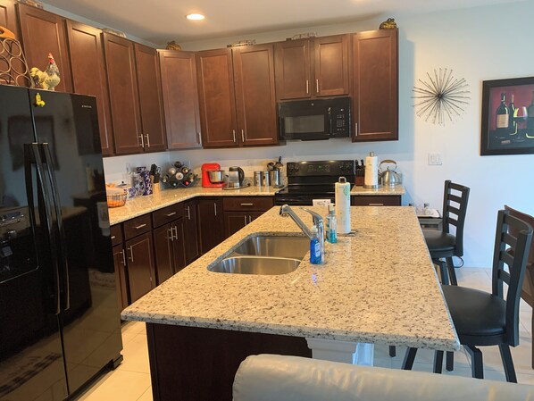 Fridge, microwave, oven, stovetop - Charming 2-bedroom house with WiFi and AC in Palm Bay (Palm Bay)