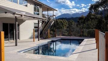 Hồ bơi ngoài trời