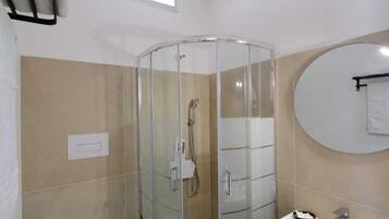 Quarto conforto, sacada | Banheiro