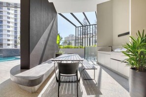 Outdoor dining - Vue Broadbeach - Official (Broadbeach)