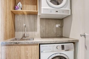 Cribs/infant beds - Vue Broadbeach - Official (Broadbeach)