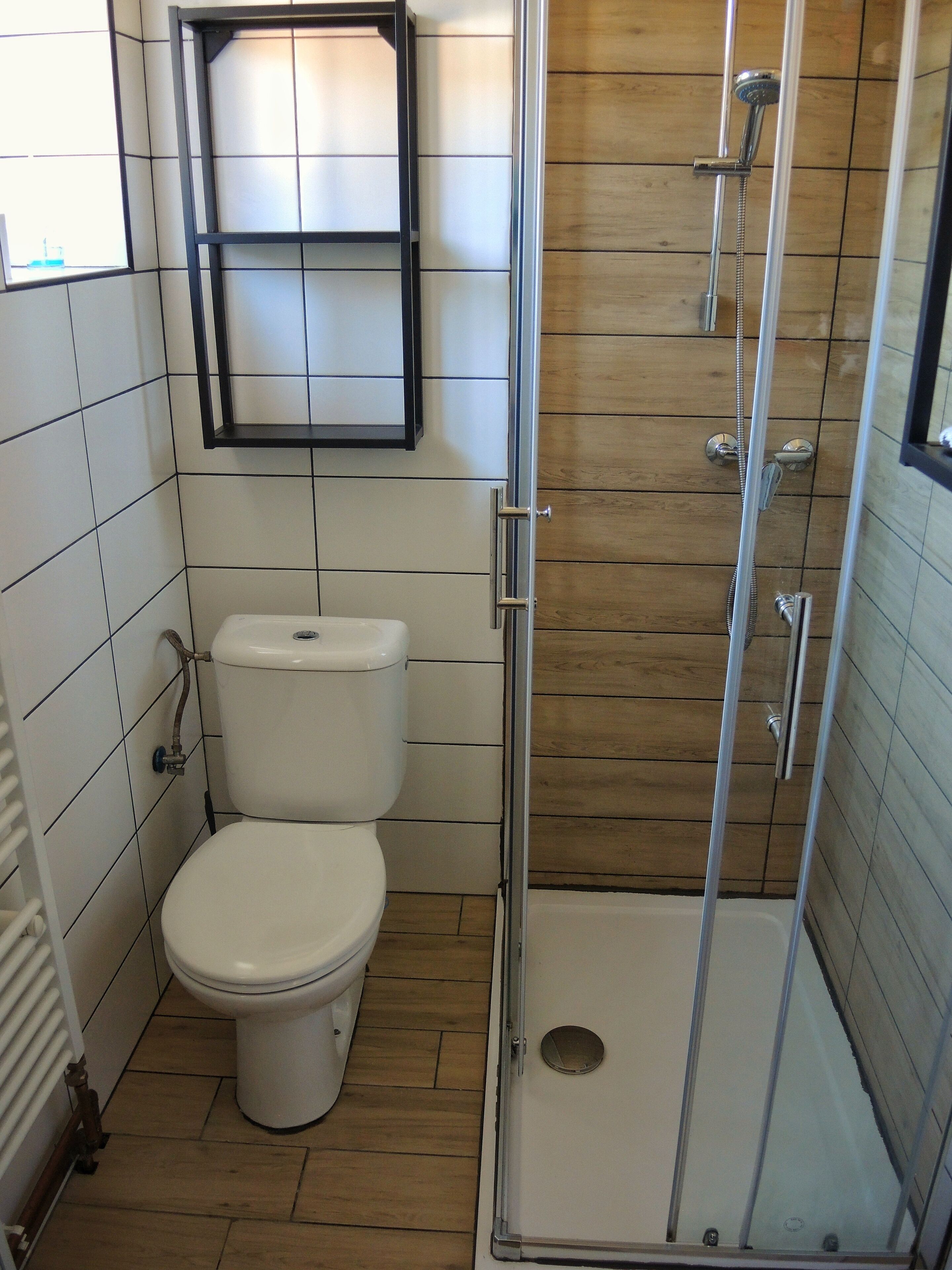 Suihku, pyyhkeet, saippua, vessapaperi