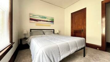 4 عدّة غرف نوم ومكواة/لوح كي وواي فاي وملاءات أسرّة