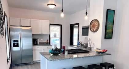 Cozy and Modern 4 bedroom 1 Bathroom McKinley Home