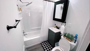 مجففات شعر، مناشف، صابون، ورق حمّام