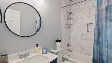 Bruser, hårtørrer, håndklæder, Toiletpapir