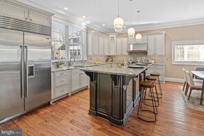 Private kitchen - Private King & Shared Suites in Roland Park, MD (Baltimore)