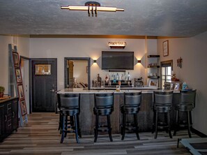 Bar (on property) - Luxury Meets Historic @ The Luxe Loft - AMAZING LOCATION! (Algoma)