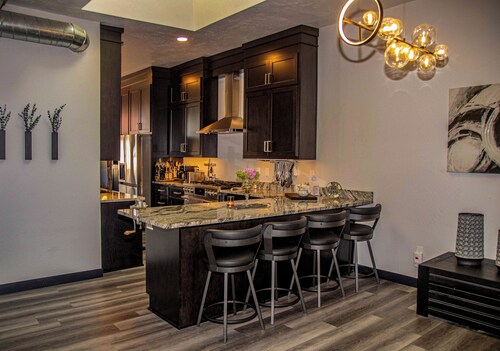 Luxury Meets Historic @ The Luxe Loft - AMAZING LOCATION!