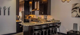 Luxury Meets Historic @ The Luxe Loft - AMAZING LOCATION!