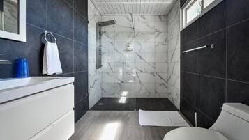 Quarto casal superior, vista para o jardim | Banheiro | Chuveiro, chuveiro com efeito de chuva, secador de cabelo