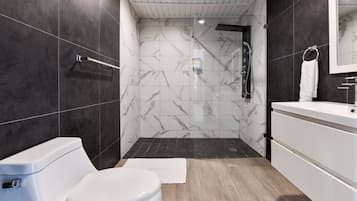 Superior Quadruple Room, Garden View | Bathroom