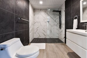 Superior Quadruple Room, Garden View | Bathroom