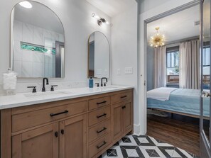 Shower, hair dryer, towels, soap - Brooklyn House, charming & chic 3-bedrm, Great Location with FREE PARKING
 (Wilmington)