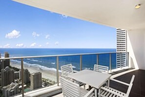 Outdoor dining - Orchid Residences - HR Surfers Paradise (Surfers Paradise)