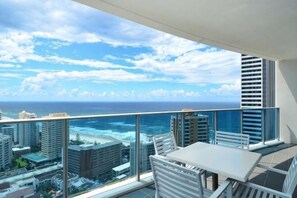 Outdoor dining - Orchid Residences - HR Surfers Paradise (Surfers Paradise)
