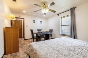 4 habitaciones, tabla de planchar con plancha, wifi y ropa de cama 