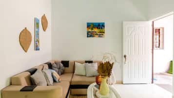 Apartment, 2 Bedrooms, Accessible, Smoking | Living room