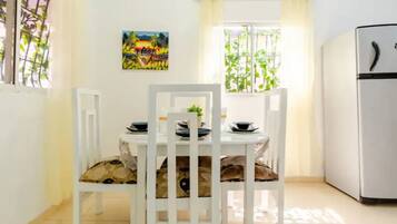 Apartment, 2 Bedrooms, Accessible, Smoking | Dining room