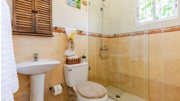Apartment, 2 Bedrooms, Accessible, Smoking | Bathroom