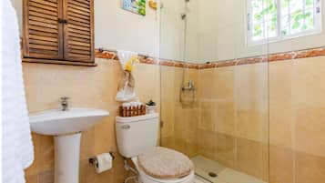 Apartment, 2 Bedrooms, Accessible, Smoking | Bathroom