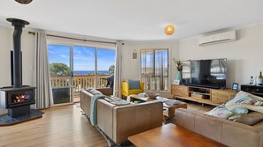 TV, fireplace, books - Valley Views - 11 Woodgate Road (Second Valley)