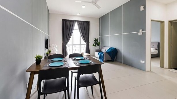 Un comedor moderno con una mesa dispuesta para cuatro, un ventilador de techo y vista a una sala de estar con sofá y cortinas.