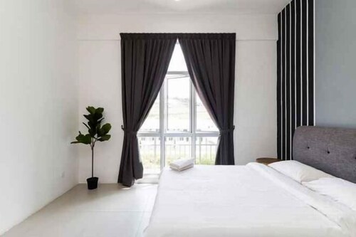 DreamScape Apartment @ Golden Hill