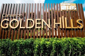 A sign for 'Cameron Golden Hills' with a vertical wooden panel design. - DreamScape Apartment @ Golden Hill (Brinchang)